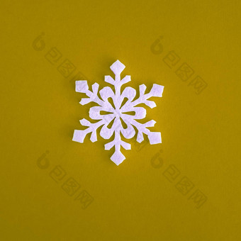 圣诞节假期作文前视图白色雪花装饰黄色的背景复制空间文本平躺冬天明信片模板