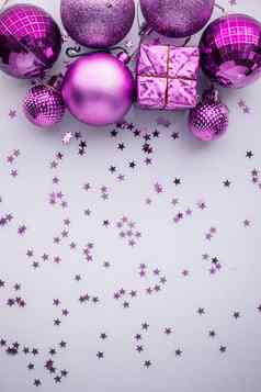 圣诞节假期作文前视图pink-purple-violet圣诞节装饰white-blue背景复制空间文本平躺冬天明信片模板
