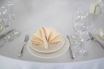 宴会大厅表格白色桌布表格食物表格设置眼镜空等待房间宴会人电器表格刀叉米色餐巾
