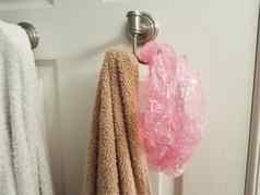 白色棕色（的）毛巾钩浴室通过粉红色的浴帽