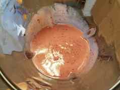 内部玻璃搅拌机粉红色的奶昔液体厨房