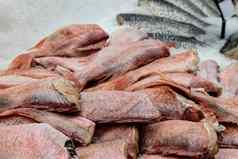 鱼暴露鱼市场出售消费者