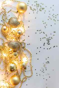 圣诞节假期作文前视图黄金圣诞节装饰加兰灯黄色的背景复制空间文本模糊平躺冬天明信片模板