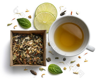 绿色茶自然芳香添加剂杯前视图白色背景