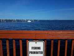 白色钓鱼禁止标志木栅栏水佛罗里达