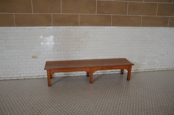 棕色（的）木板凳上六角地板上瓷砖白色墙瓷砖