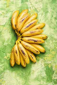 成熟的未剥皮的香蕉