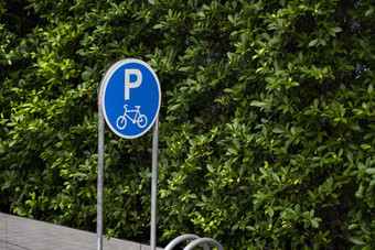 空不锈钢钢自行车停车架标志自行车停车绿色植物墙