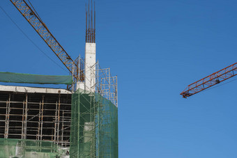 起重机建筑建设网站蓝色的天空金属建设未完成的建筑建设塔起重机建筑多存储建筑