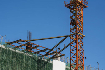 起重机建筑建设网站蓝色的天空金属建设未完成的建筑建设塔起重机建筑多存储建筑