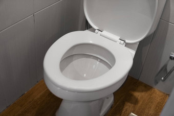 白色厕所。。。碗浴室特写镜头视图冲洗白色厕所。。。水漩涡厕所。。。碗
