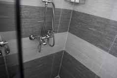 现代设计师利用淋浴浴室特写镜头铬淋浴水龙头浴室覆盖装饰陶瓷混合机冷热水
