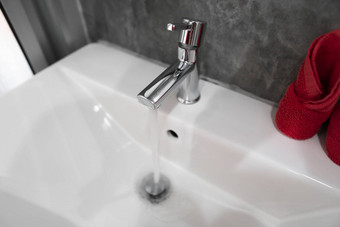运行水现代不锈钢钢水龙头白色水槽计数器浴室室内当代奢侈品时尚的设计浴室混凝土风格墙