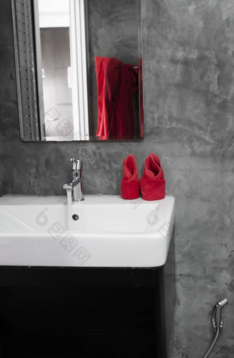 运行水现代不锈钢钢水龙头白色水槽计数器浴室室内当代奢侈品时尚的设计浴室混凝土风格墙