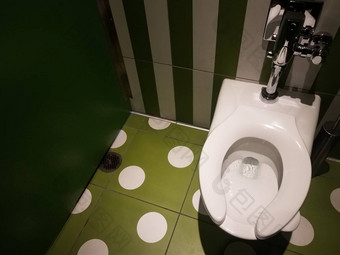 厕所。。。厕所绿色白色墙瓷砖