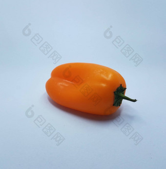 辣的橙色胡椒蔬菜白色背景