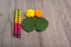 印度节日dussehra纳夫拉特里显示金叶紫荆花racemosa金盏花花丹迪亚棒木背景