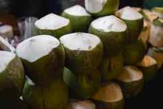 新鲜的椰子亚洲晚上市场