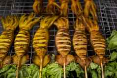 鱿鱼烧烤热木炭热火美味的美味的海食物烤鱿鱼烧烤火泰国街食物晚上市场