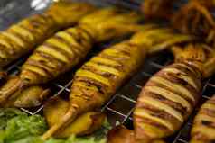 鱿鱼烧烤热木炭热火美味的美味的海食物烤鱿鱼烧烤火泰国街食物晚上市场