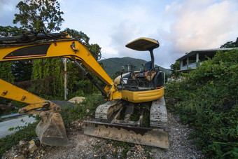 现代挖掘机<strong>建设</strong>网站日落天空大跟踪挖掘机站山<strong>绿色</strong>草机械<strong>建设</strong>建筑农村