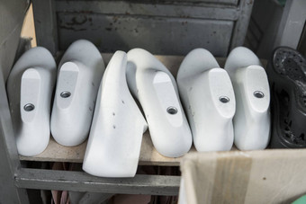 塑料持续制造鞋子行塑料鞋持续制造现代一天鞋子很多塑料鞋木架子上设备鞋设计
