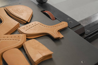 形式皮革块使鞋子鞋子工厂准备捆绑皮革部分生产鞋子