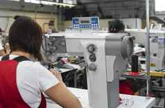 裁缝女人工作缝纫机鞋子工厂