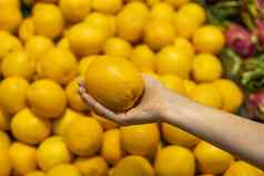 很多黄色的柠檬市场纹理背景柠檬收获健康的维生素食物柑橘类水果