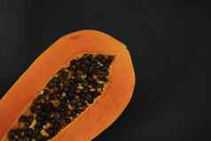一半成熟的木瓜种子黑色的盘子绿色植物背景片甜蜜的木瓜减少了一半木瓜健康的异国情调的水果素食者食物