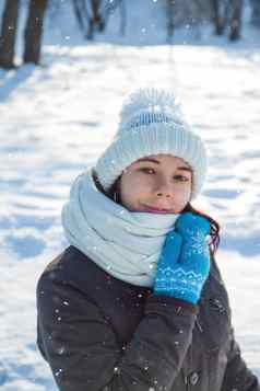 快乐年轻的欧洲女人白色针织他围巾蓝色的假期连指手套笑雪
