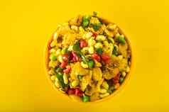 印度零食传统的印度深炸咸菜被称为奇夫达混合物法尔桑使克面粉混合干水果烤坚果盐胡椒脉冲香料绿色豌豆