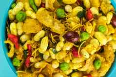 印度零食传统的印度深炸咸菜被称为奇夫达混合物法尔桑使克面粉混合干水果烤坚果盐胡椒脉冲香料绿色豌豆
