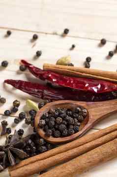 香料草本植物食物厨房成分肉桂棒茴香星星黑色的花椒辣椒小豆蔻丁香木背景