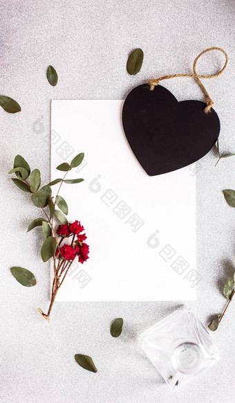 背景复制空间空白表格黑色的心桉树分支玫瑰花树叶白色纸前视图平躺最小的风格笨人卡
