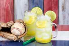 玻璃罐子填满冷柠檬水棒球我球