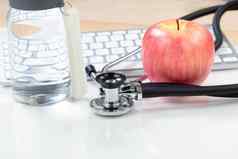 医疗健康护理概念组成听诊器苹果