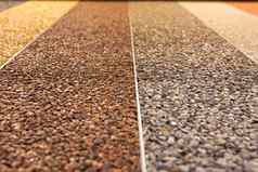 关闭自然石头地毯装饰石头涂层滑耐药地板上完成自然石头粒子集类型颜色