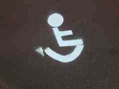 白色画轮椅禁用标志沥青