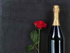 周年纪念日背景单红色的玫瑰香槟湿
