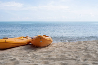 色彩斑斓的<strong>橙色</strong>皮艇桑迪海滩准备好了皮划艇运动员阳光明媚的一天<strong>橙色</strong>休闲船沙子活跃的旅游水娱乐
