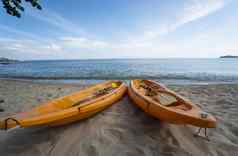 色彩斑斓的橙色皮艇桑迪海滩准备好了皮划艇运动员阳光明媚的一天橙色休闲船沙子活跃的旅游水娱乐