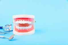 牙科卫生健康概念白色牙牙医工具