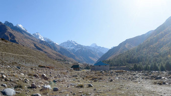 山高山小屋小屋高喜马拉雅山脉山位于提供避难所登山者登山者徒步旅行者联锁重叠刺激山脊v型谷背景