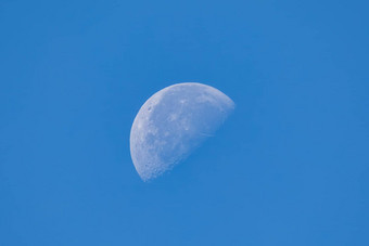 月亮一天时间蓝色的天空