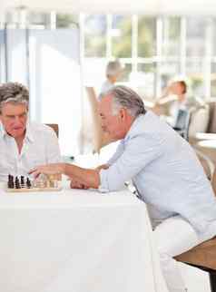老年人玩国际象棋生活房间