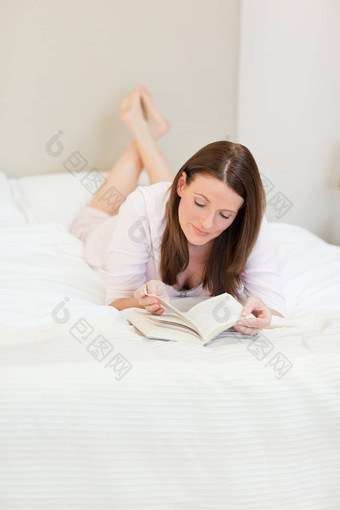 女人阅读书床上