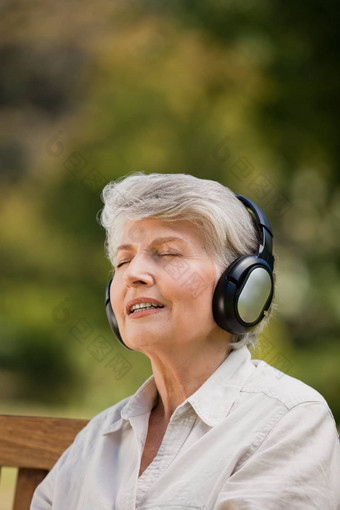 上了年纪的女人听音乐