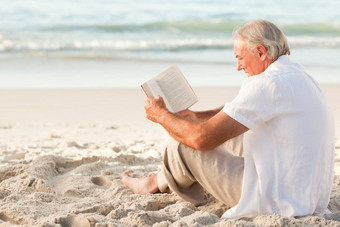 男人。阅读书海滩