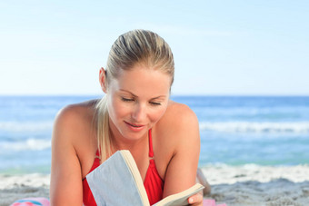 可爱的女人阅读书海滩